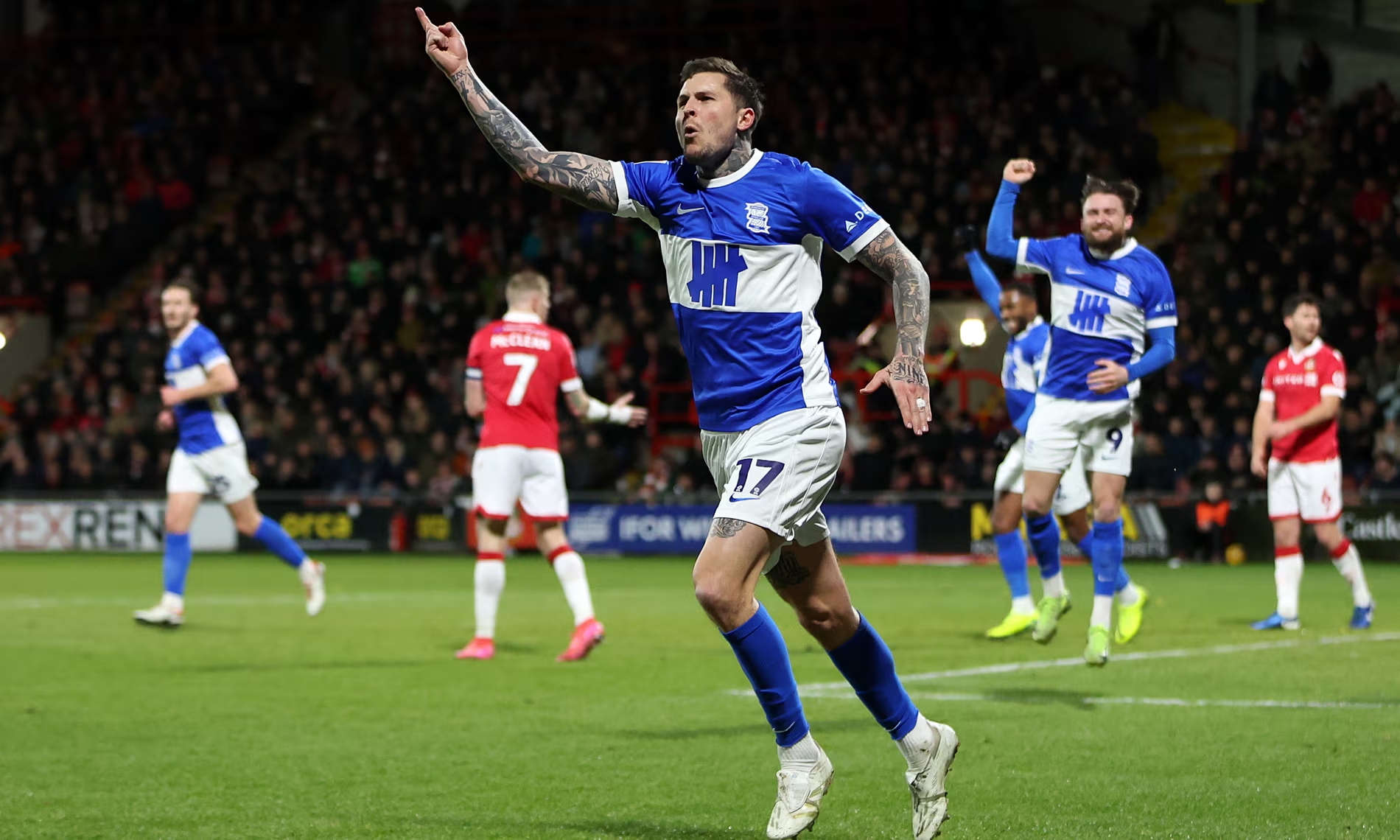 ไดค์สแห่งเบอร์มิงแฮมคว้าสปอตไลท์ 'ดาร์บี้ฮอลลีวูด' เพื่อป้องกันเร็กซ์แฮม