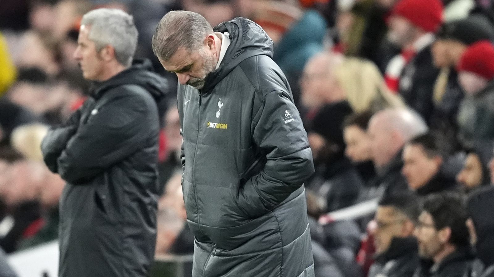 ลิเวอร์พูล 4-0 ท็อตแนม (สกอร์รวม 4-1): โคดี้ กักโป และโมฮัมเหม็ด ซาลาห์ เป็นผู้ทำประตู ขณะที่อาร์เน่ สล็อต ลงเล่นรอบชิงชนะเลิศบอลถ้วยเป็นครั้งแรกในฐานะกุนซือหงส์แดง