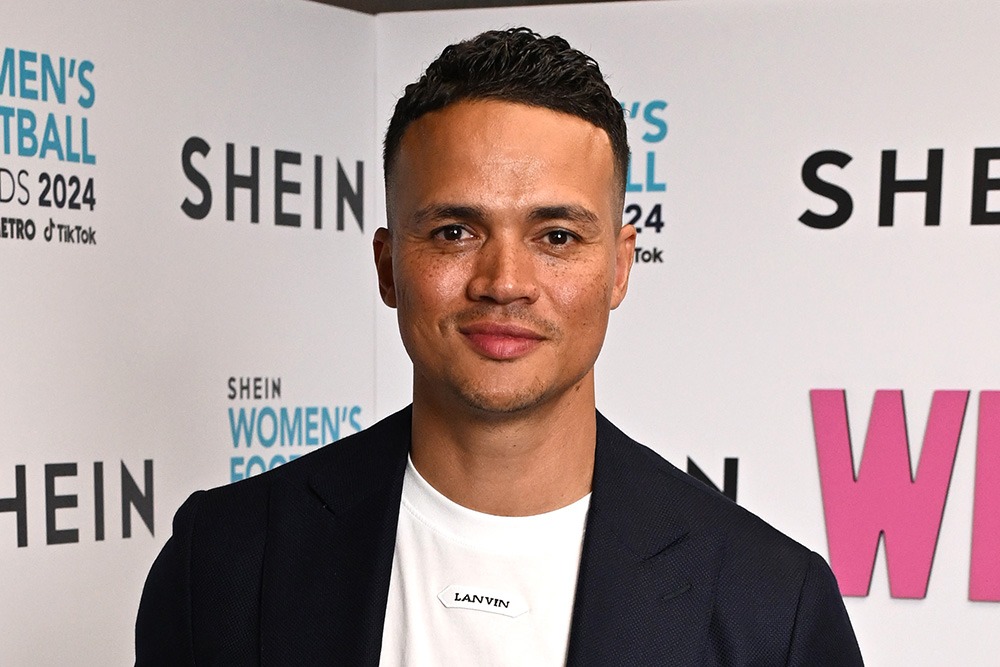 เจอร์เมน จีนาส กลับมาบรรยายเกมแอสตัน วิลล่า พบ ท็อตแนม ฮอทสเปอร์ ทางช่อง talkSPORT อีกครั้ง หลังจากถูก BBC ไล่ออกเมื่อ 6 เดือนก่อนเนื่องจากมี "พฤติกรรมไม่เหมาะสม"