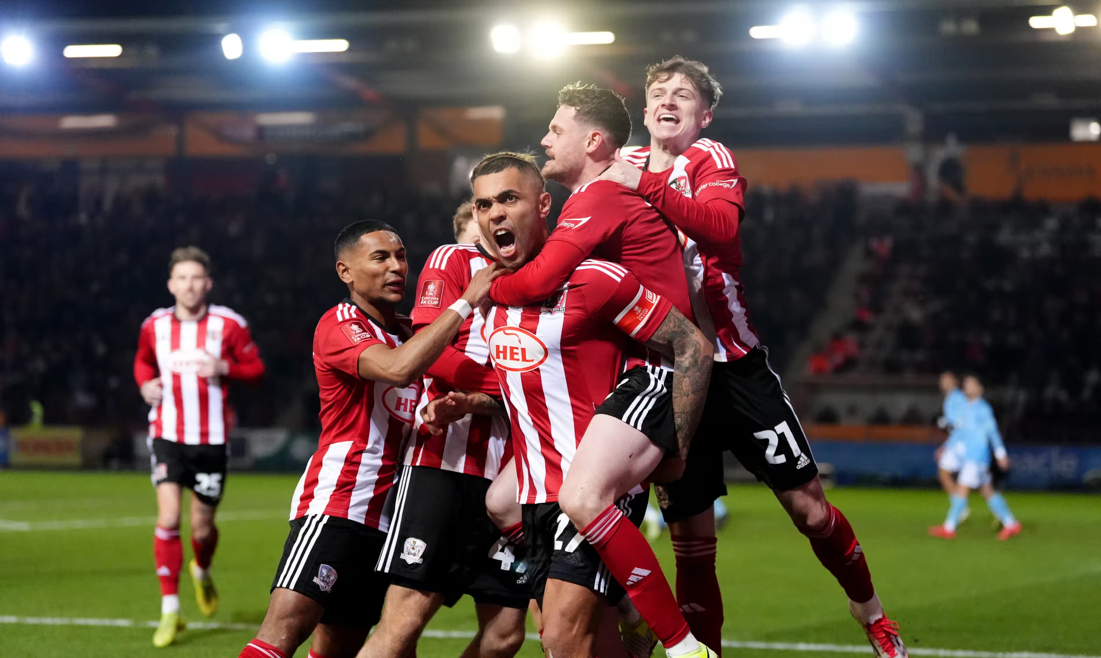 น็อตติ้งแฮม ฟอเรสต์ เอาชนะเอ็กเซเตอร์ ที่เหลือ 10 คน ด้วยการดวลจุดโทษ ขณะที่เดวอนถูกปฏิเสธสองประตู