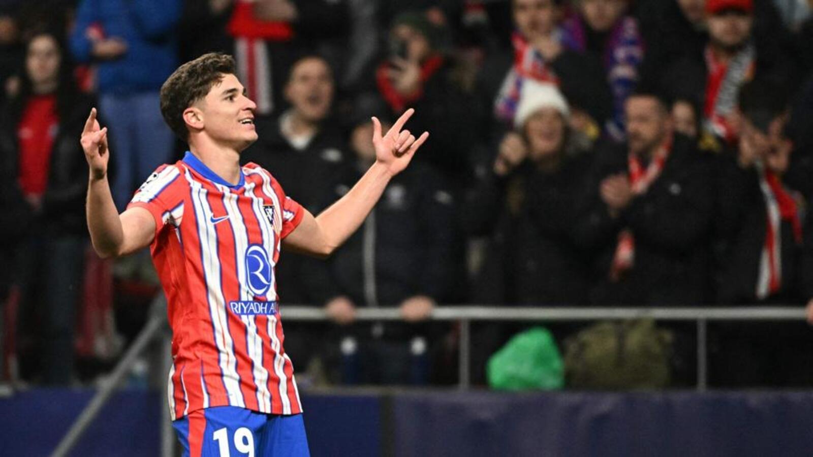 จูเลียน อัลวาเรซ ได้รับการยกย่องว่าเป็น 'ผู้คว้ารางวัลบัลลงดอร์แห่งอนาคต' หลังจากที่สตาร์แอตเลติโก มาดริดทำผลงานได้อย่างยอดเยี่ยมในแชมเปี้ยนส์ลีก