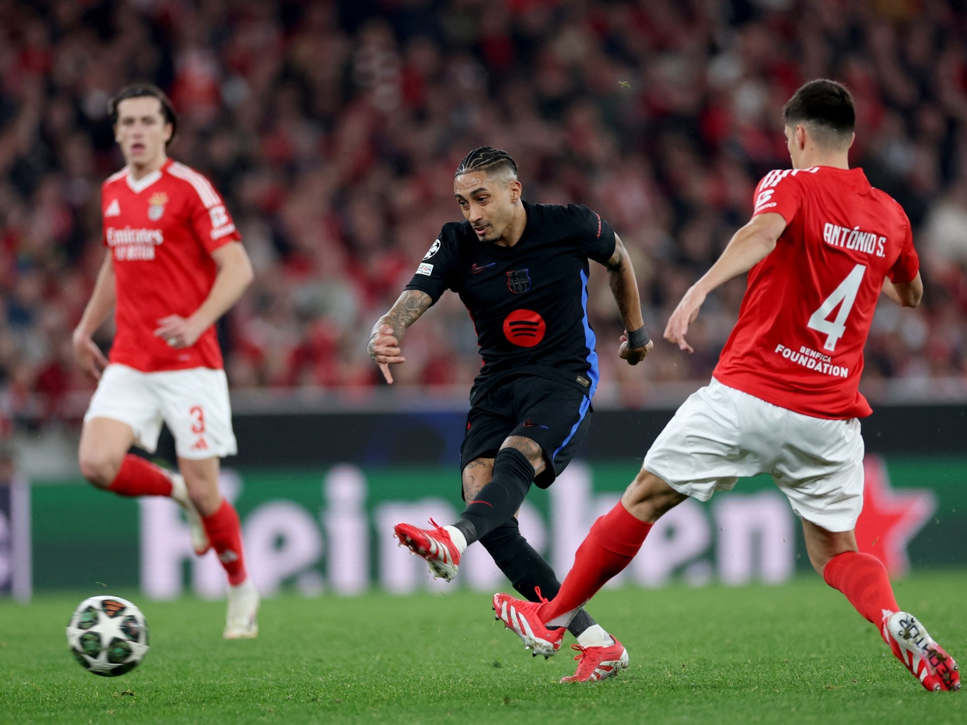 บาร์เซโลน่า พบ เบนฟิก้า: สับสนเมื่อประตูของราฟินญ่าถูกปฏิเสธก่อนจะกลับมาใช้ได้อีกครั้งท่ามกลางความโกลาหลจากใบเหลืองในแชมเปี้ยนส์ลีก