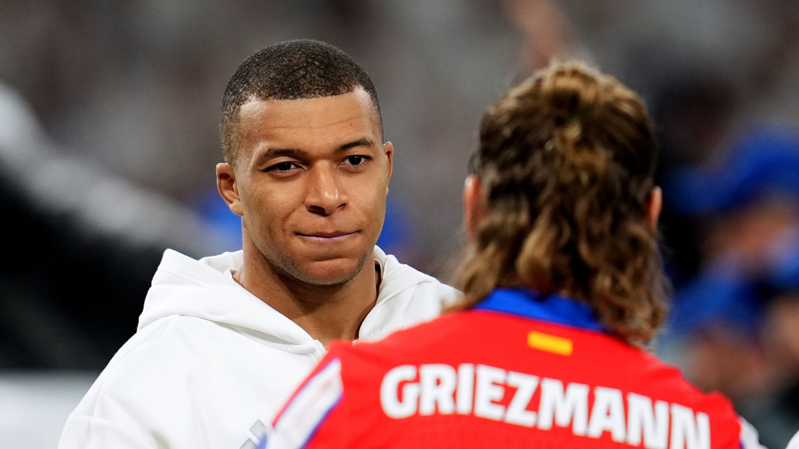 คีลิยัน เอ็มบัปเป้ เปิดใจถึงความสัมพันธ์อันซับซ้อนของ อองตวน กรีซมันน์ ท่ามกลางข้อกล่าวหาเรื่องกัปตันทีมฝรั่งเศส