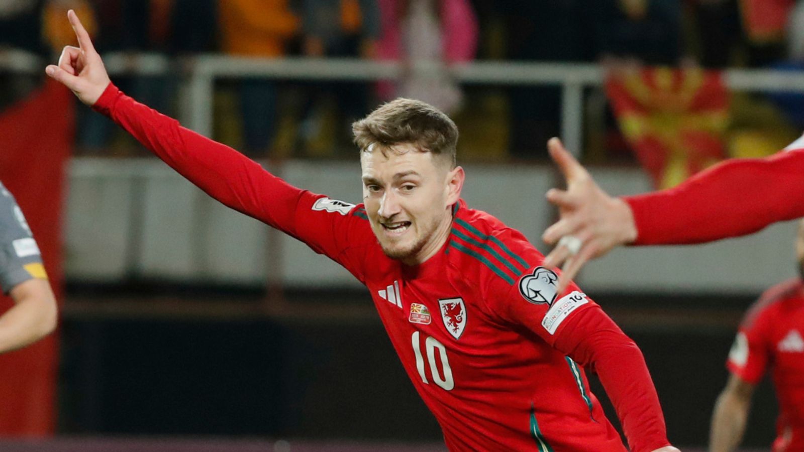 นอร์ทมาซิโดเนีย 1-1 เวลส์: เดวิด บรู๊คส์ ช่วยให้ทีมของเคร็ก เบลลามี เสมอในช่วงท้ายเกม หลังจากโจ อัลเลนทำผิดพลาด