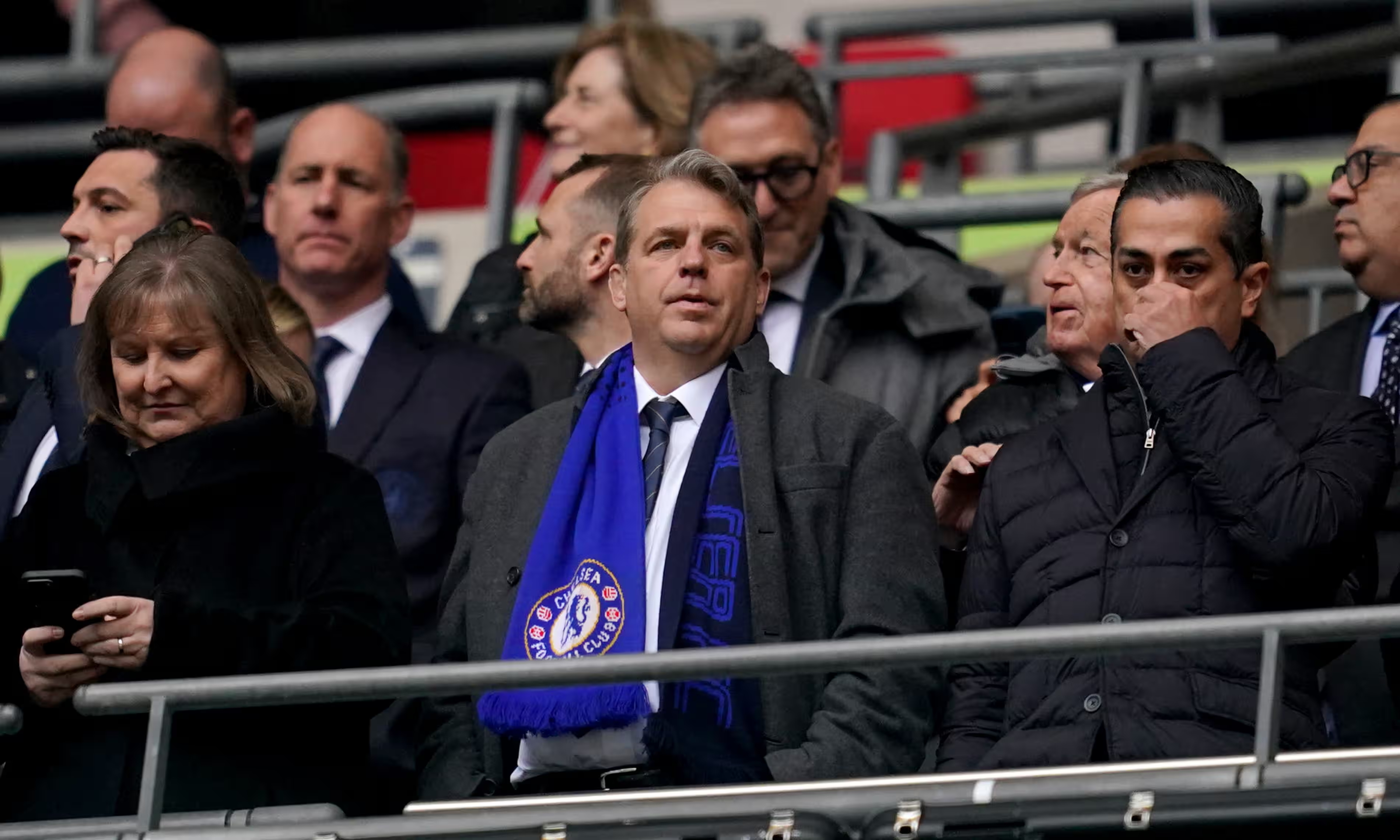 แฟนเชลซีเรียกร้องให้มีการสอบสวนความเชื่อมโยงระหว่างท็อดด์ โบห์ลีกับเว็บไซต์ขายตั๋วต่อ