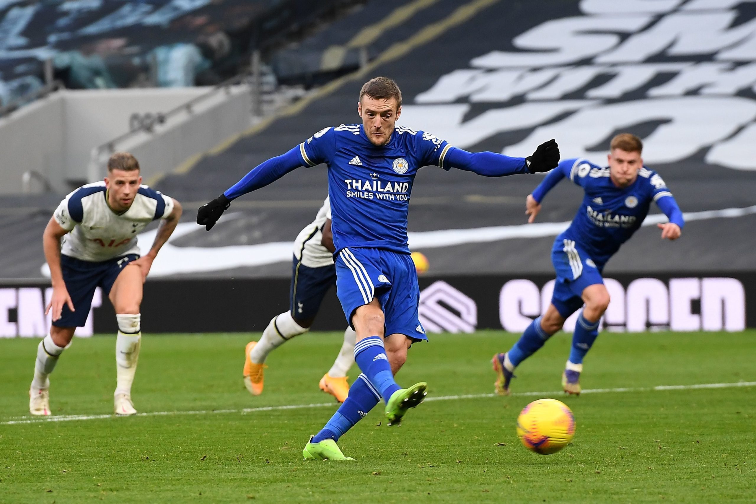 เลสเตอร์ 0-3 นิวคาสเซิล: จาค็อบ เมอร์ฟีย์ เหมาสองลูก และฮาร์วีย์ บาร์นส์ ยิงประตูชัย พาฟ็อกซ์พ่ายยับเยิน