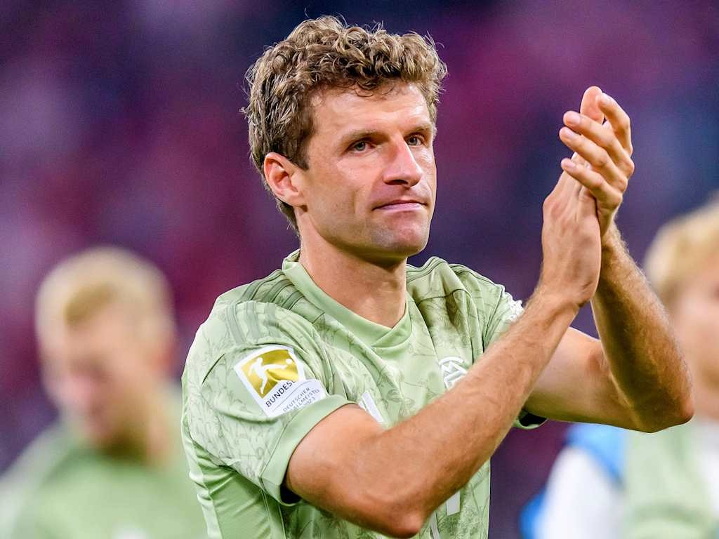 ยูฟ่า แชมเปี้ยนส์ ลีก: โอเว่น ฮาร์เกรฟส์ ยกย่อง 'มืออาชีพที่น่าอัศจรรย์' โทมัส มุลเลอร์ ถึง 'อาชีพที่น่าเหลือเชื่อ' - 'คิดถึงมาก'