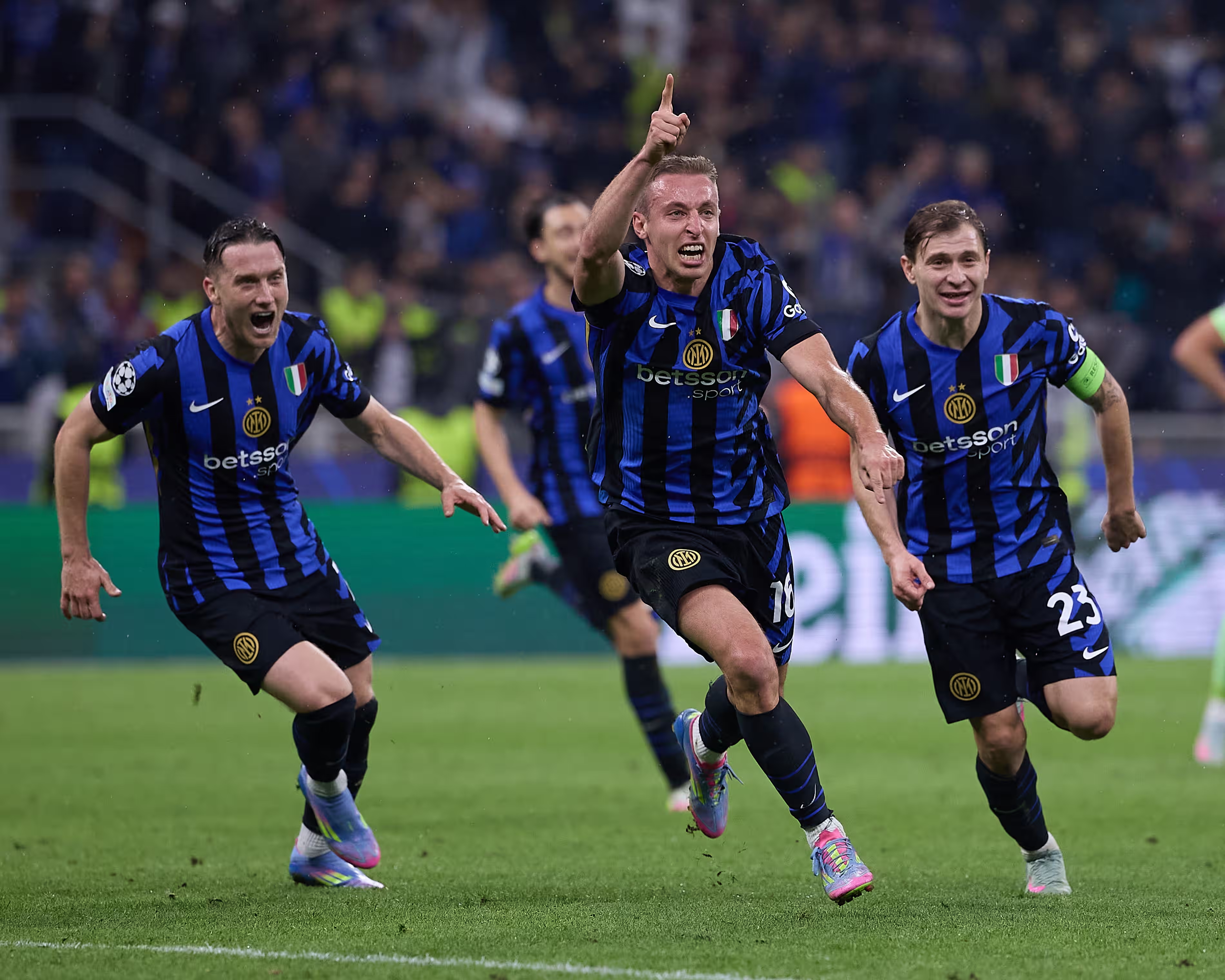 ฟราตเตซี่พาอินเตอร์เข้าชิงชนะเลิศ ขณะที่บาร์เซโลน่าพลาดโอกาสทำ 7 ประตูในเกมคลาสสิค