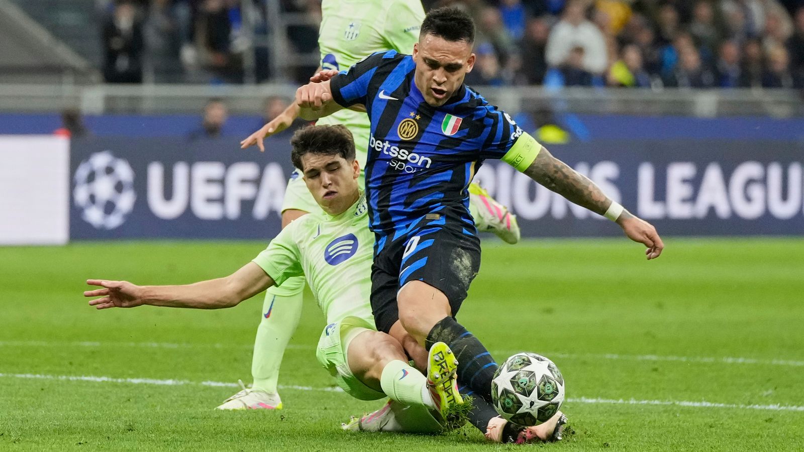 อินเตอร์ มิลาน 4-3 บาร์เซโลน่า รวม 7-6 : ผู้ชนะของดาวิเด้ ฟรัตเตซี่ ตัดสินเกมรอบรองชนะเลิศของยูฟ่า แชมเปี้ยนส์ลีก ขณะที่อินเตอร์คว้าตั๋วเข้ารอบสุดท้าย