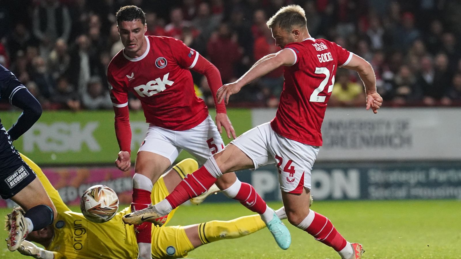 ชาร์ลตัน แอธเลติก 1-0 ไวคอมบ์ วันเดอเรอร์ส (รวม 1-0): แมตต์ ก็อดเดน ยิงประตูชัยในช่วงท้ายเกม ส่งแอดดิกส์เข้าชิงชนะเลิศเพลย์ออฟลีกวัน