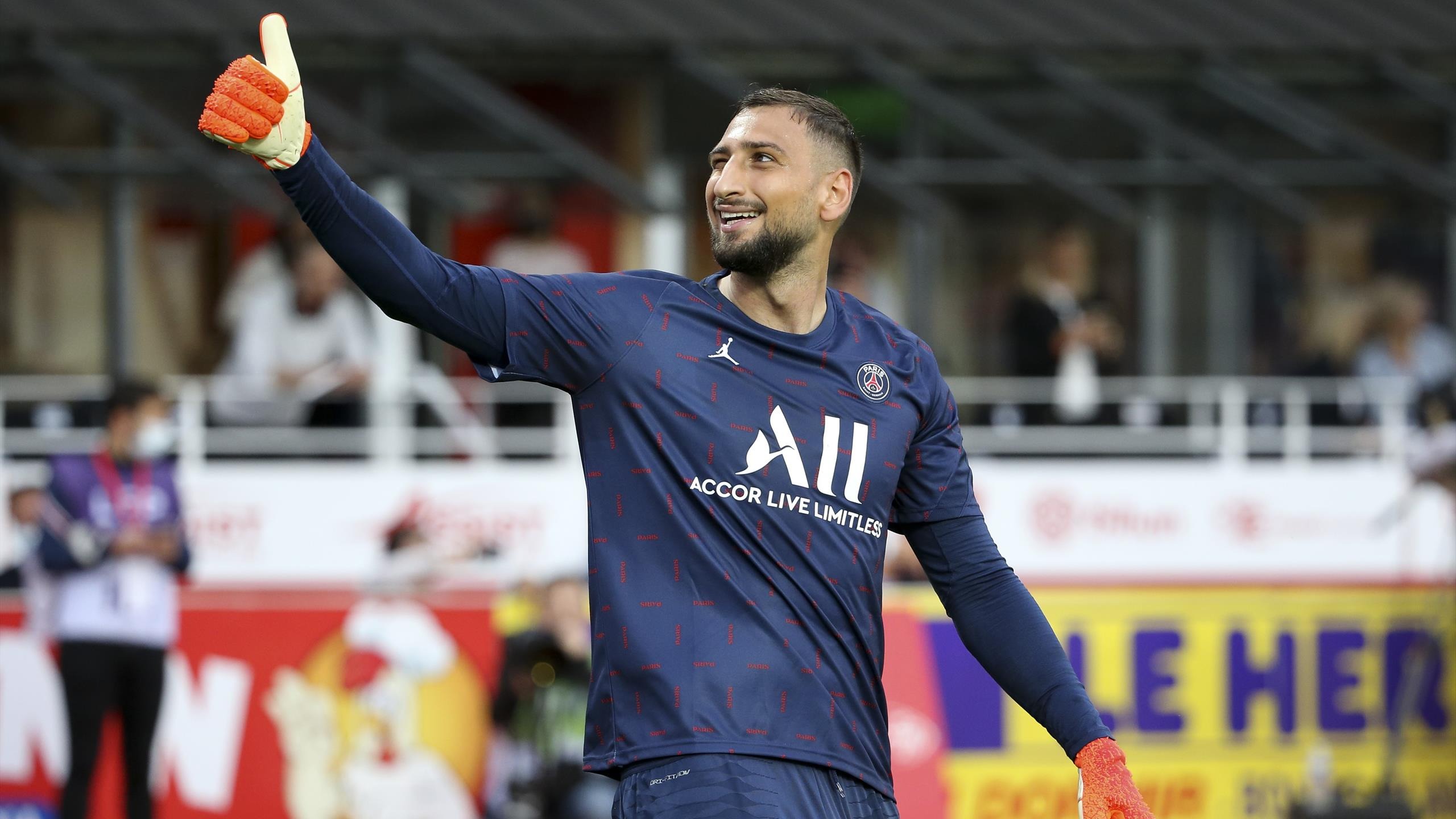 ความไม่แน่นอนของสัญญาของจานลุยจิ ดอนนารุมม่ากับ PSG ทำให้แมนเชสเตอร์ ยูไนเต็ดและแมนเชสเตอร์ ซิตี้ คู่แข่งในพรีเมียร์ลีกต้องเฝ้าระวัง