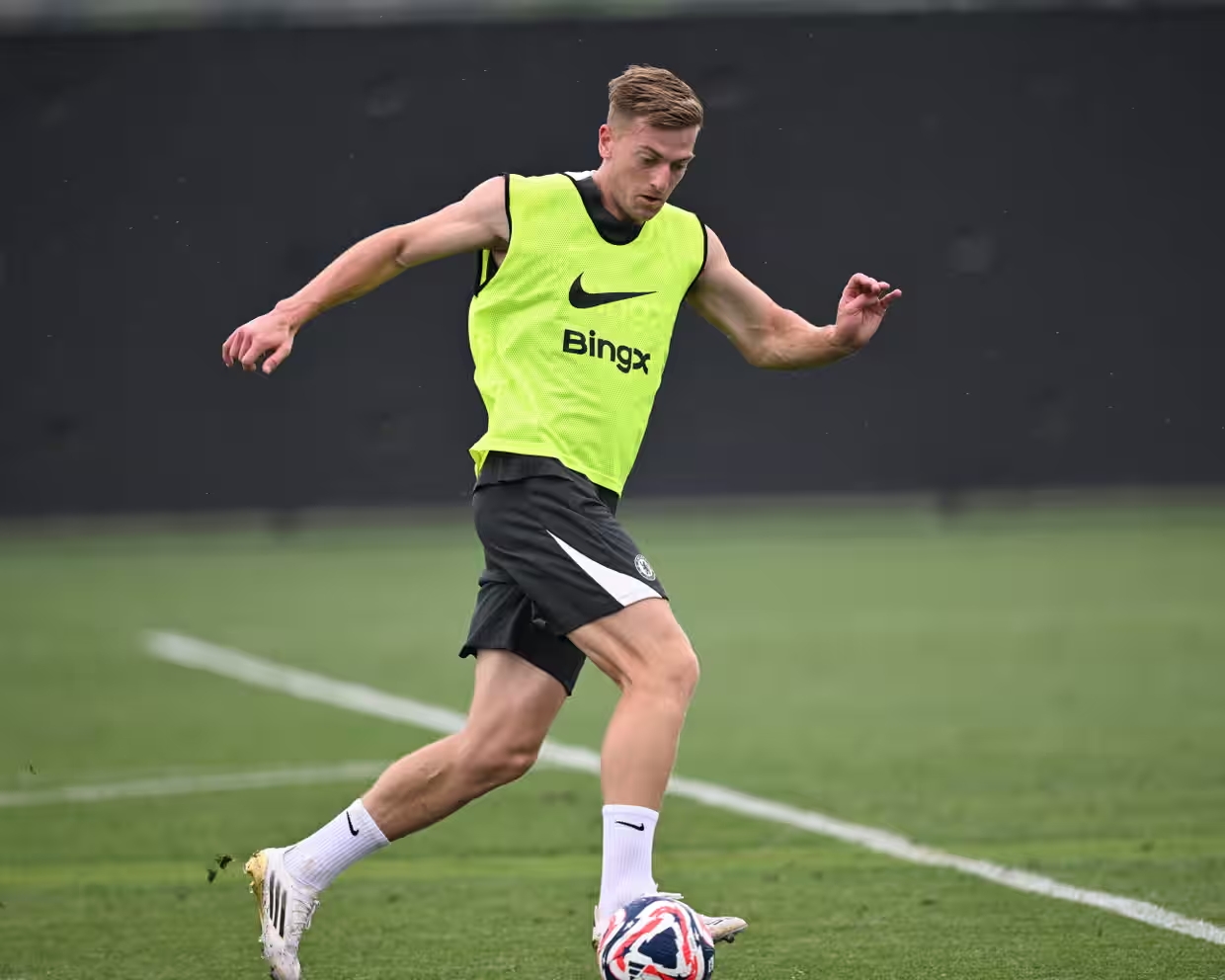 เลียม ดีแลป ได้รับการสนับสนุนให้ทำลายคำสาปของเสื้อหมายเลข 9 ของเชลซี และคว้าตำแหน่งในทีมชาติอังกฤษ