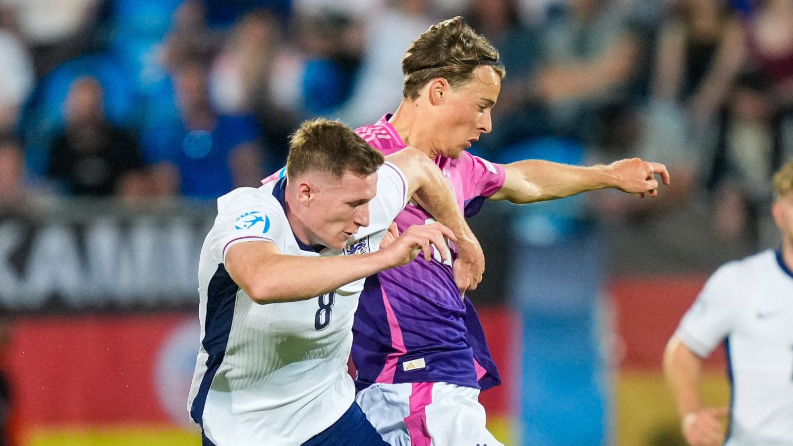 ลูกทีมของลี คาร์สลีย์ผ่านเข้ารอบและจะพบกับสเปนในรอบน็อกเอาต์ แม้จะพ่ายแพ้ในนัดสุดท้ายของรอบแบ่งกลุ่ม