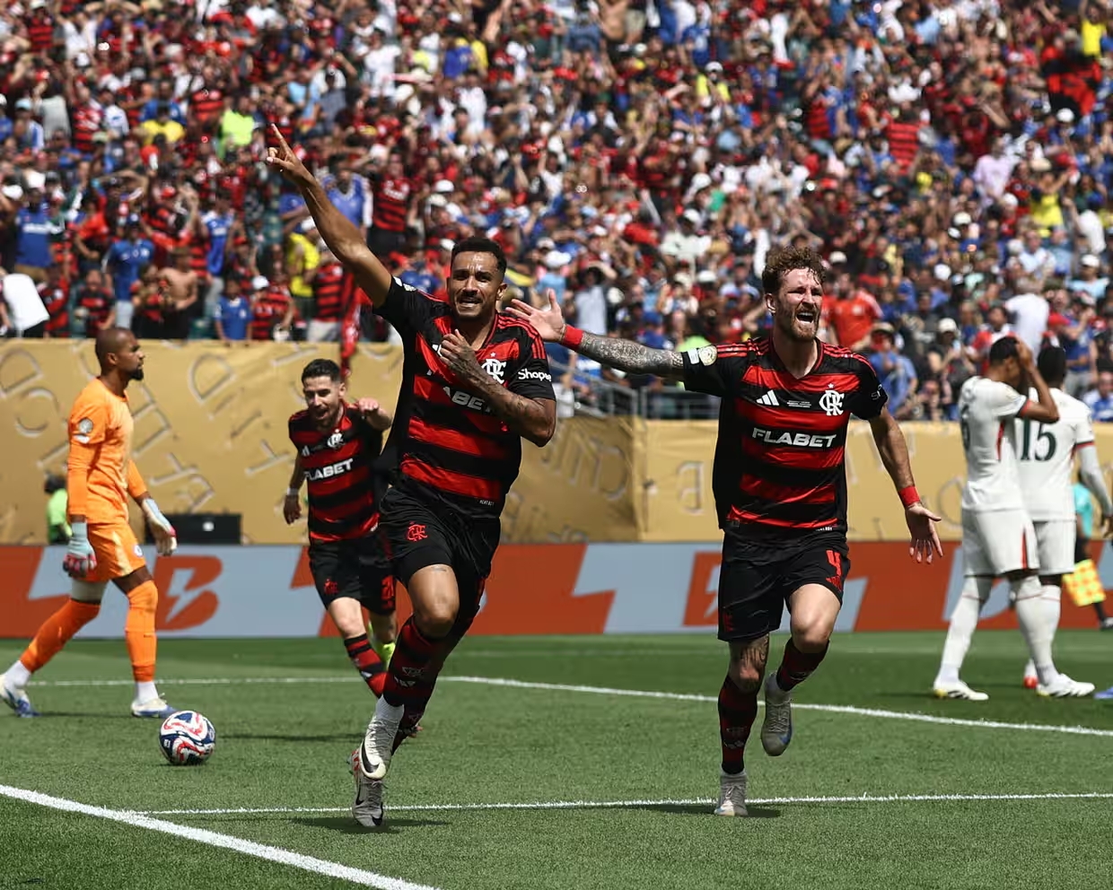 ฟลาเมงโกสร้างความฮือฮาด้วยการพลิกสถานการณ์กลับมาเอาชนะเชลซีในศึกชิงแชมป์สโมสรโลก ขณะที่แจ็กสันโดนใบแดง