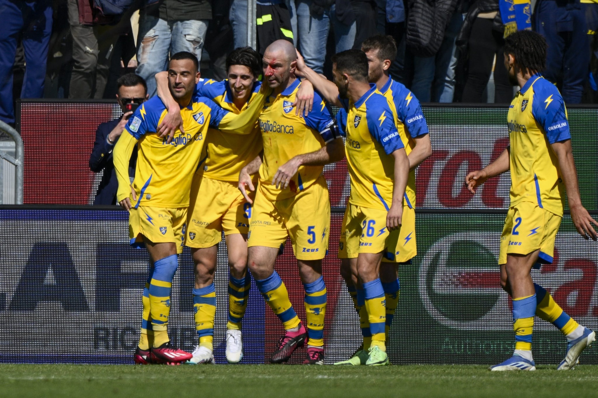 เซเรีย บี เพลย์ออฟ ถูกยกเลิก หลังแฟนบอลไม่สงบ ขณะที่ซามป์โดเรีย ตกรอบ ซาแลร์นิตาน่า ป่วยหนัก ตกชั้น ท่ามกลางสถานการณ์ตึงเครียด