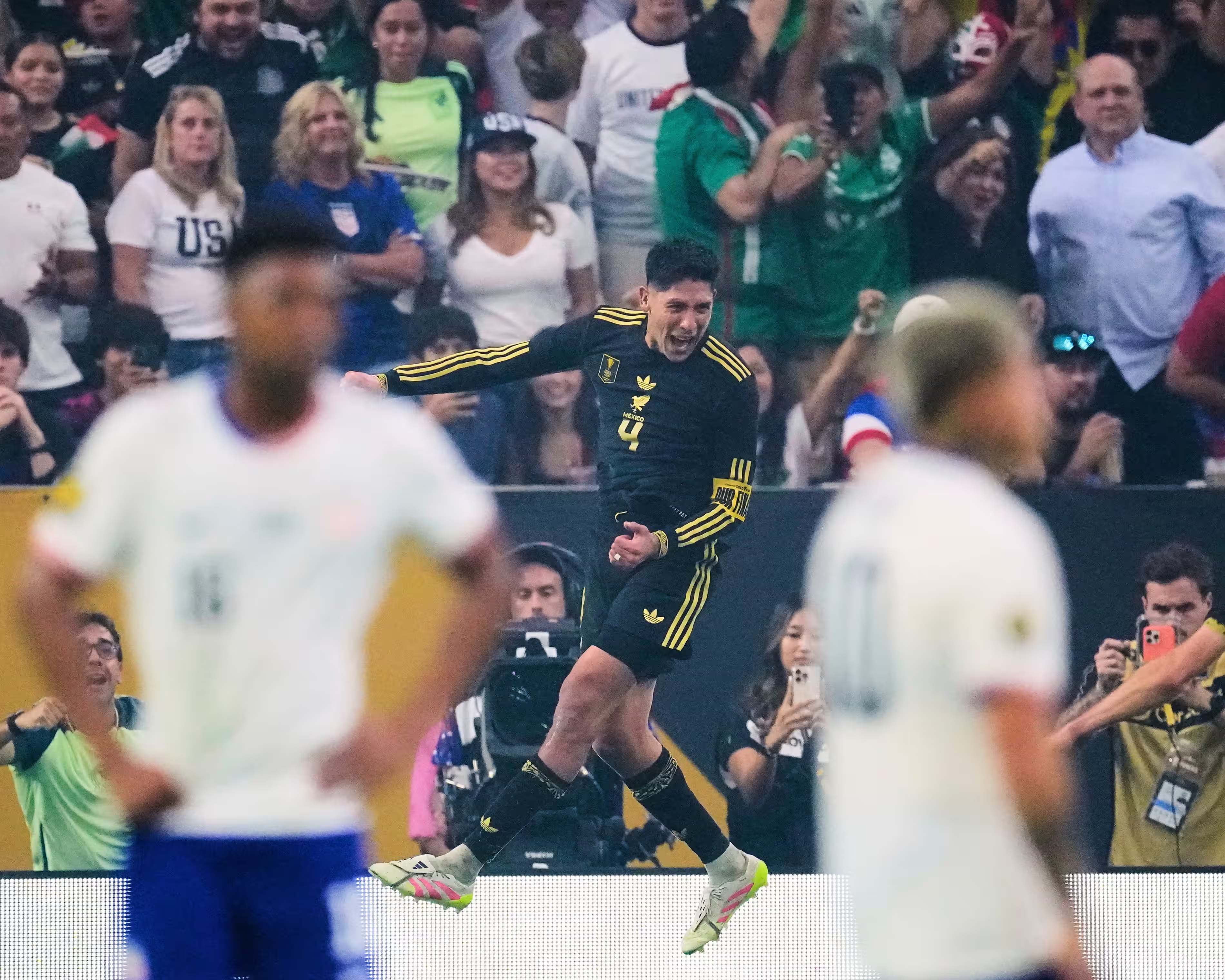 เม็กซิโก เอาชนะสหรัฐฯ ในรอบชิงชนะเลิศโกลด์คัพ ขณะที่โปเช็ตติโน่ ตำหนิการไม่เรียกจุดโทษที่ "น่าอับอาย"