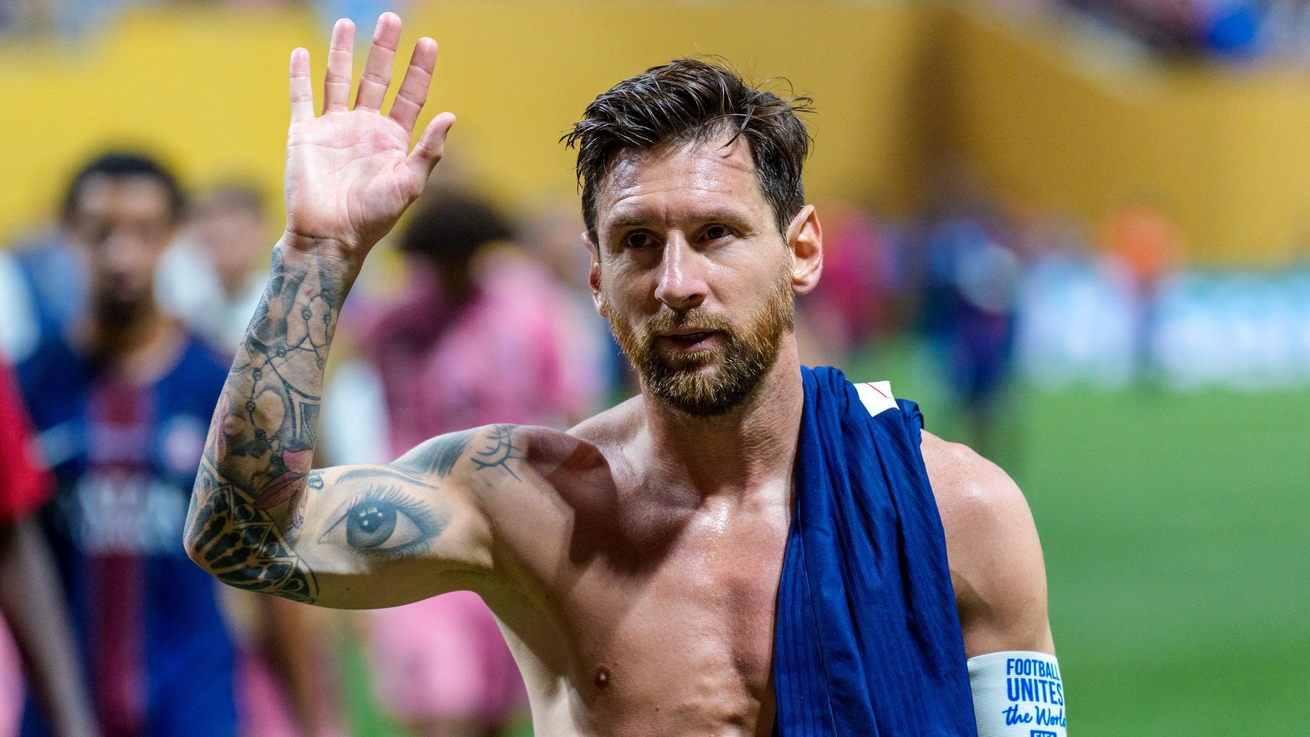 ลิโอเนล เมสซี่ ถูกทางฝั่งซาอุดิอาระเบียตามจีบ สเปอร์สยื่นข้อเสนอใหม่ให้โมฮัมเหม็ด คูดูส ไบรอัน เอ็มเบอูโม เผยยังคงพูดคุยถึงเรื่องนี้อยู่ ขณะที่แมนฯ ยูไนเต็ดกำลังปิดดีลอยู่