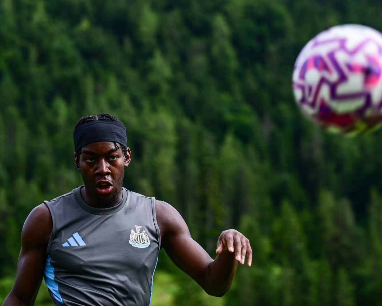 เอลันกาตั้งเป้า 'โชว์พรสวรรค์' ที่นิวคาสเซิล แต่ยังคงไม่ยอมแสดงจุดยืนเกี่ยวกับอนาคตของอิซัค