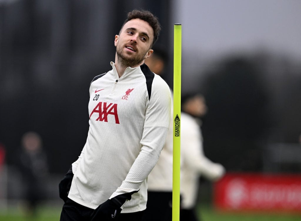 เราจะไม่มีวันลืม การเล่นที่แอนฟิลด์ต้องหยุดลง ขณะที่ลิเวอร์พูลแสดงความอาลัยต่อดิโอโก้ โชต้า และอันเดร ซิลวา ระหว่างเกมกับแอธเลติก คลับ