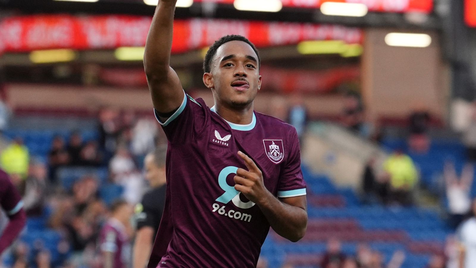 โอลิเวอร์ ซอนเน ยิงประตูชัยสุดดราม่าในช่วงทดเวลาบาดเจ็บ ส่งให้ทีมของสก็อตต์ ปาร์คเกอร์ เข้ารอบสามของคาราบาวคัพ