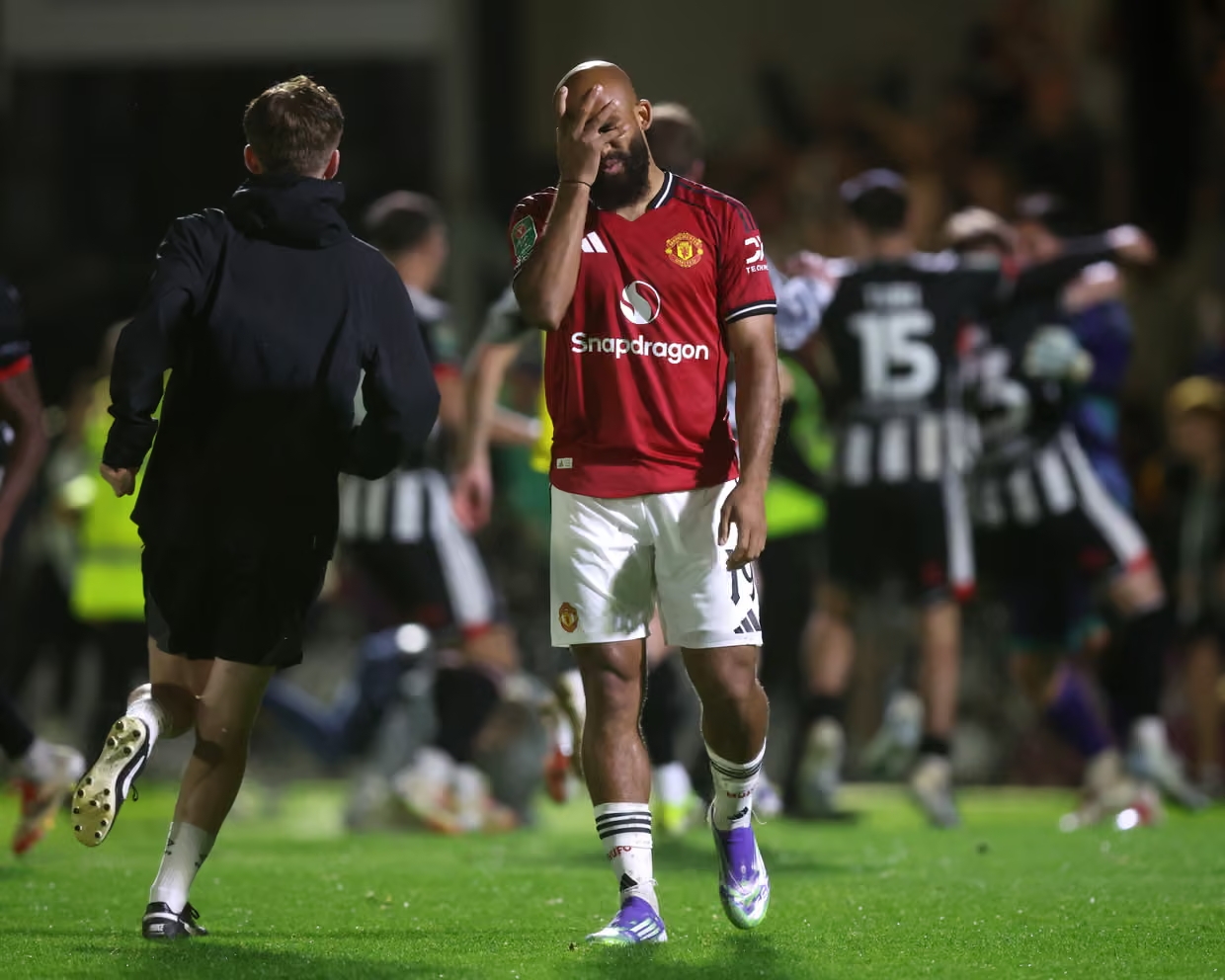 กริมสบี้สุดรุ่งโรจน์เอาชนะแมนเชสเตอร์ยูไนเต็ดด้วยชัยชนะในการดวลจุดโทษ