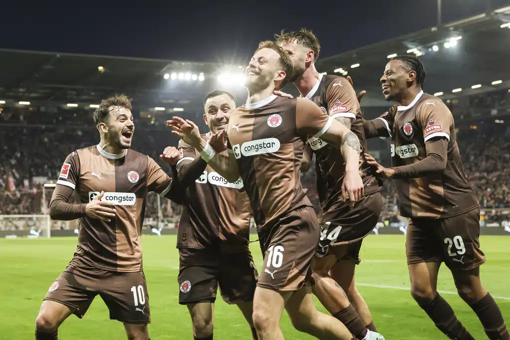 วิเคราะห์ผลการแข่งขันบอลระหว่าง สตุ๊ตการ์ต พบกับ ซังค์ เพาลี