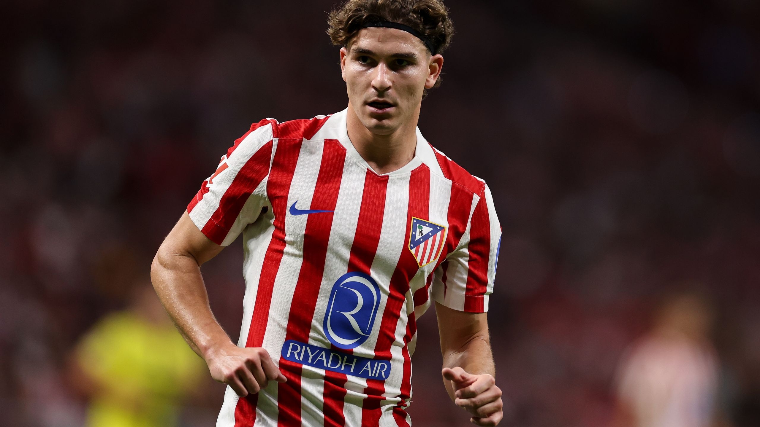 ลิเวอร์พูลพร้อมแข่งขันกับบาร์เซโลน่าในการคว้าตัวจูเลียน อัลวาเรซ ส่วนโชเซ่ มูรินโญ่ต้องการตัวคาริม เบนเซม่า อดีตกองหน้าเรอัล มาดริด ไปร่วมทีมเบนฟิก้า