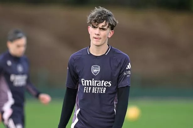 เดแคลน ไรซ์ ตะลึงกับความมั่นใจของแม็กซ์ ดาวแมน หลังจากได้เข้าไปร่วมทีมอาร์เซนอลขณะกำลังเรียนหนังสือ เขาใส่ชุดนักเรียนอยู่