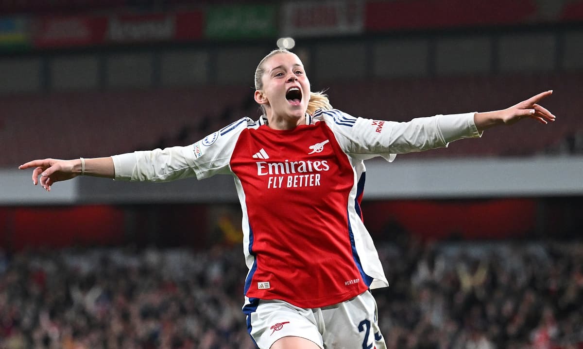 อเลสเซีย รุสโซ กล่าวว่า อาร์เซนอล แชมป์ยูฟ่า แชมเปี้ยนส์ ลีก มีเป้าหมายอยู่ที่ด้านหลัง และกระตุ้นให้ทีมใช้เป้าหมายนั้นเป็น 'เชื้อเพลิง' หลังจากพ่ายแพ้ให้กับโอแอล