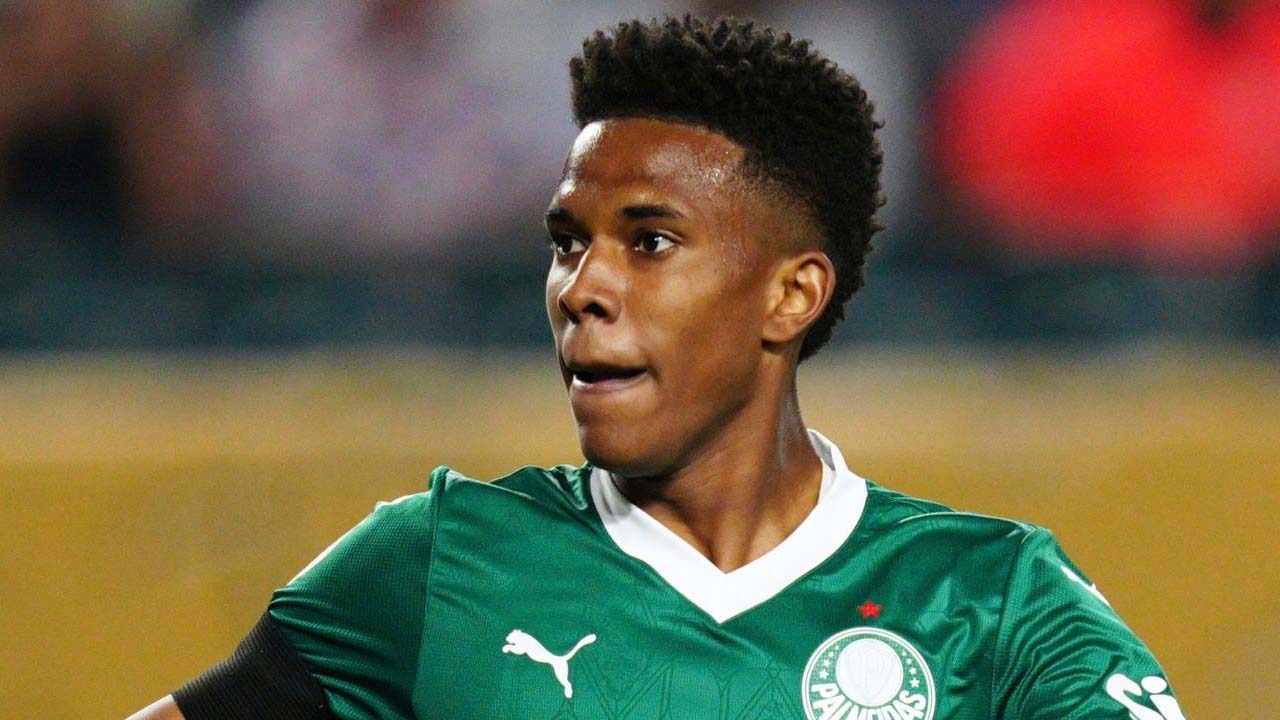 เชลซีเริ่มเจรจาคว้ากองหลังวัย 17 ปีที่ รวดเร็วอย่างเหลือเชื่อ ท่ามกลางการแข่งขันของแมนฯ ยูไนเต็ด