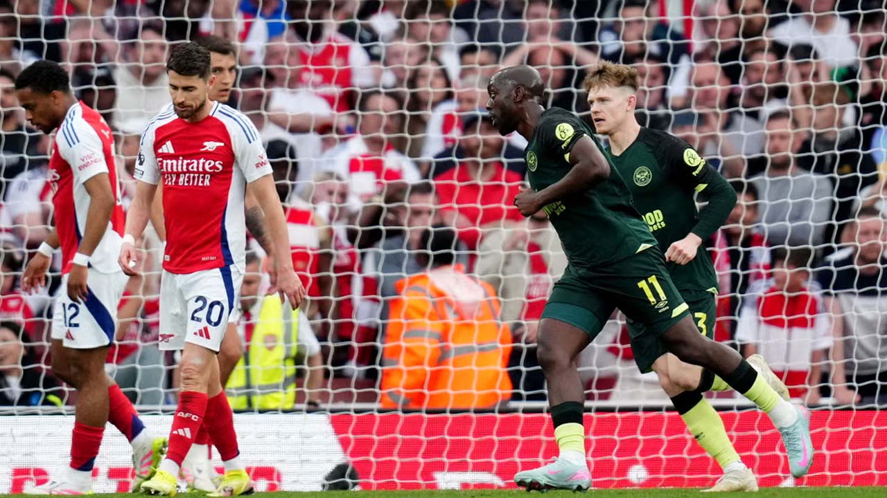 อาร์เซนอล พบ เบรนท์ฟอร์ด หนึ่งข้อสงสัย เกี่ยวกับการลงสนามของเบน ไวท์ ขณะที่มิเกล อาร์เตตา ส่งข้อความไปยังจูเรียน ทิมเบอร์