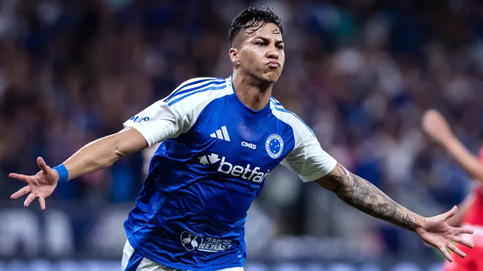 ส่งตรงจากแฟนบอลคู่แข่ง! แข้งทีมบราซิลซดเบียร์ฉลองประตูสุดกวน