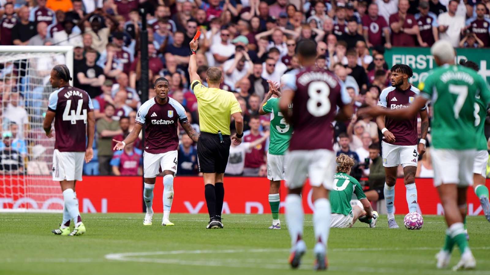 ลอส บลังโกส เข้าร่วมกับแมนเชสเตอร์ ยูไนเต็ด และลิเวอร์พูล ในการแย่งชิงตัวดาวรุ่งจากพรีเมียร์ลีก