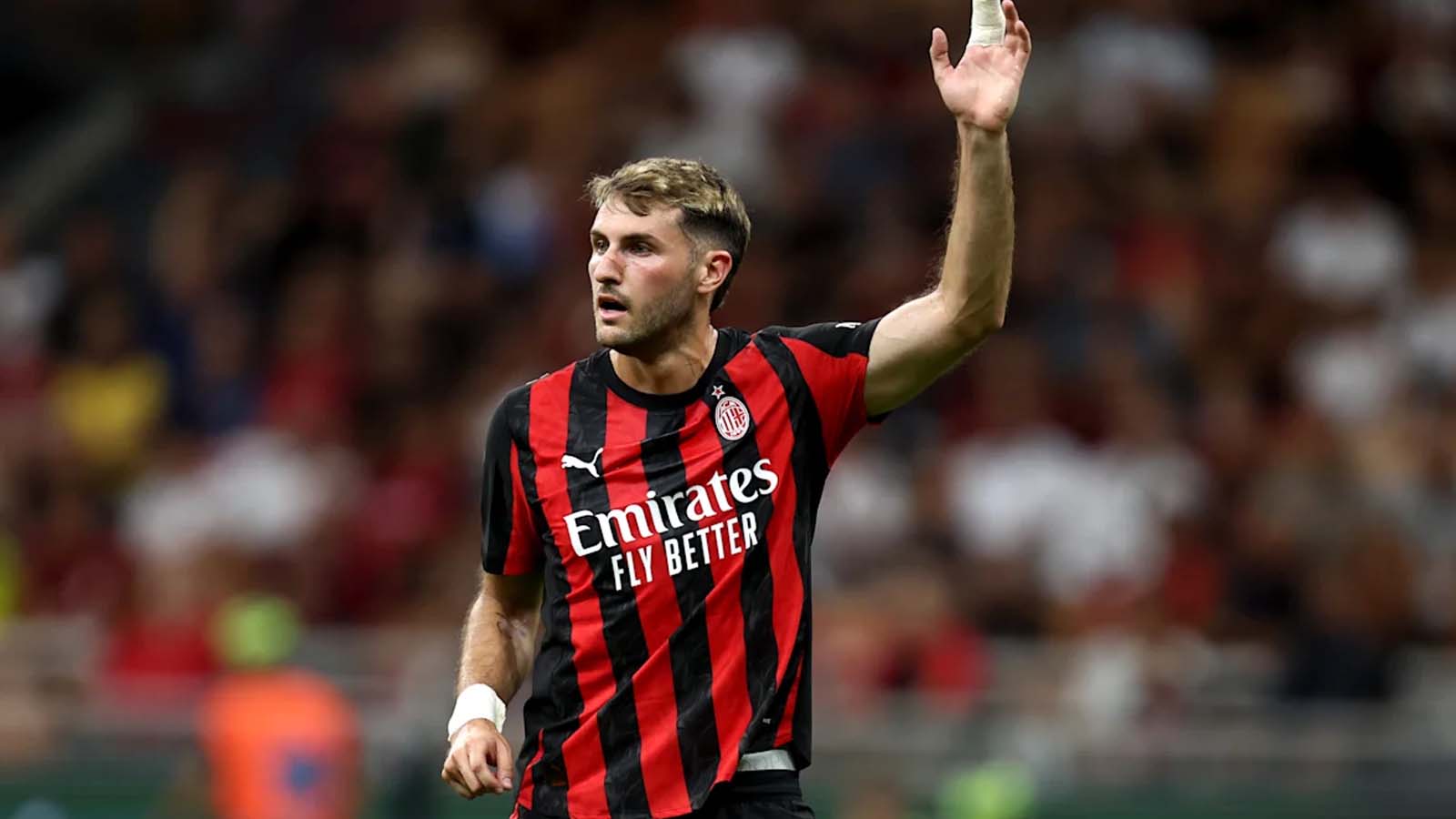 ซันเดอร์แลนด์และเวสต์แฮมเข้าร่วมกับสโมสรจากพรีเมียร์ลีกที่สร้างความประหลาดใจในการแย่งชิงตัวกองหน้าของเอซีมิลาน