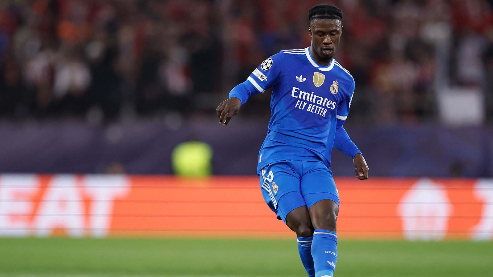 แมนเชสเตอร์ ยูไนเต็ด ได้รับ โอกาสในการย้ายทีม จาก เออดูอาร์โด คามาวิงกา โดยเรอัล มาดริด ตั้งราคาขายที่ถูก