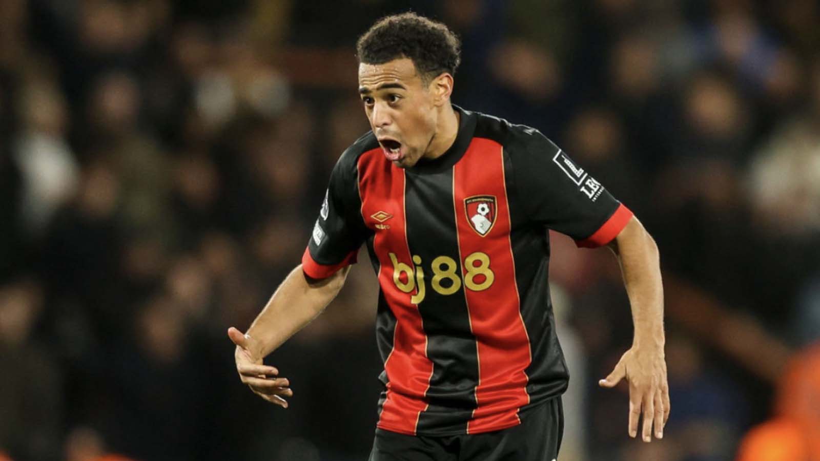 ลิเวอร์พูลและเชลซี เตรียมแย่งตัวมิดฟิลด์วัย 27 ปีจากปีศาจแดง