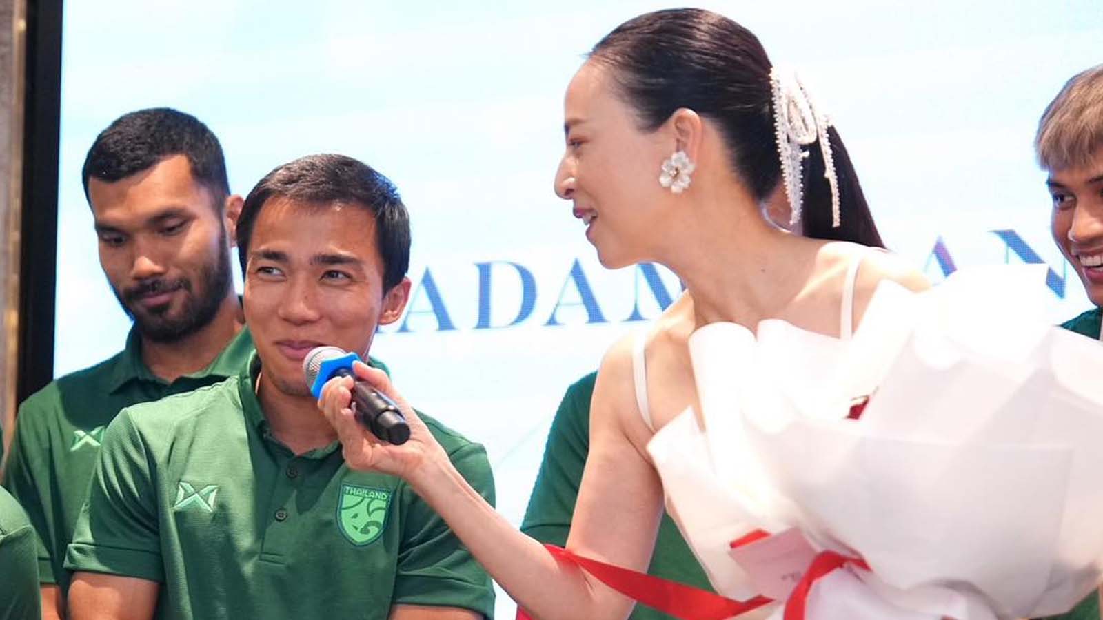 ทีมชาติไทยนำทัพ คนกีฬา-สโมสรพันธมิตร ร่วมอวยพรวันเกิด มาดามแป้ง ครบรอบอายุ 60 ปี